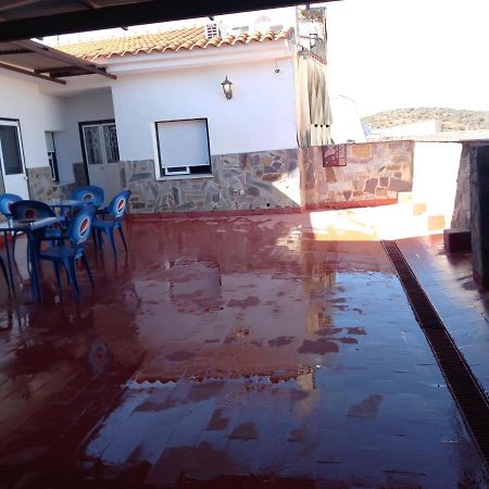 Hostal 2 Estrellas -Restaurante Las Tres Encinas En El Centro Del Pueblo Cabeza la Vaca Exteriör bild