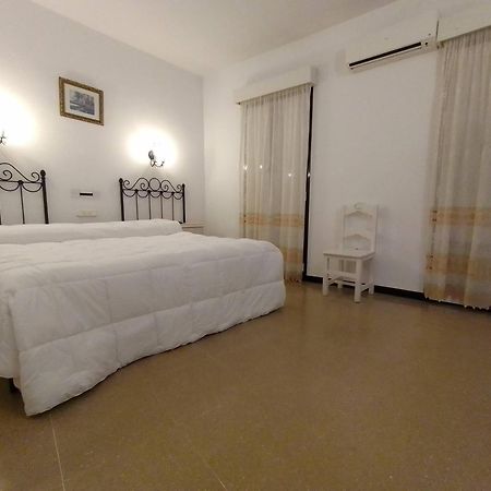 Hostal 2 Estrellas -Restaurante Las Tres Encinas En El Centro Del Pueblo Cabeza la Vaca Exteriör bild