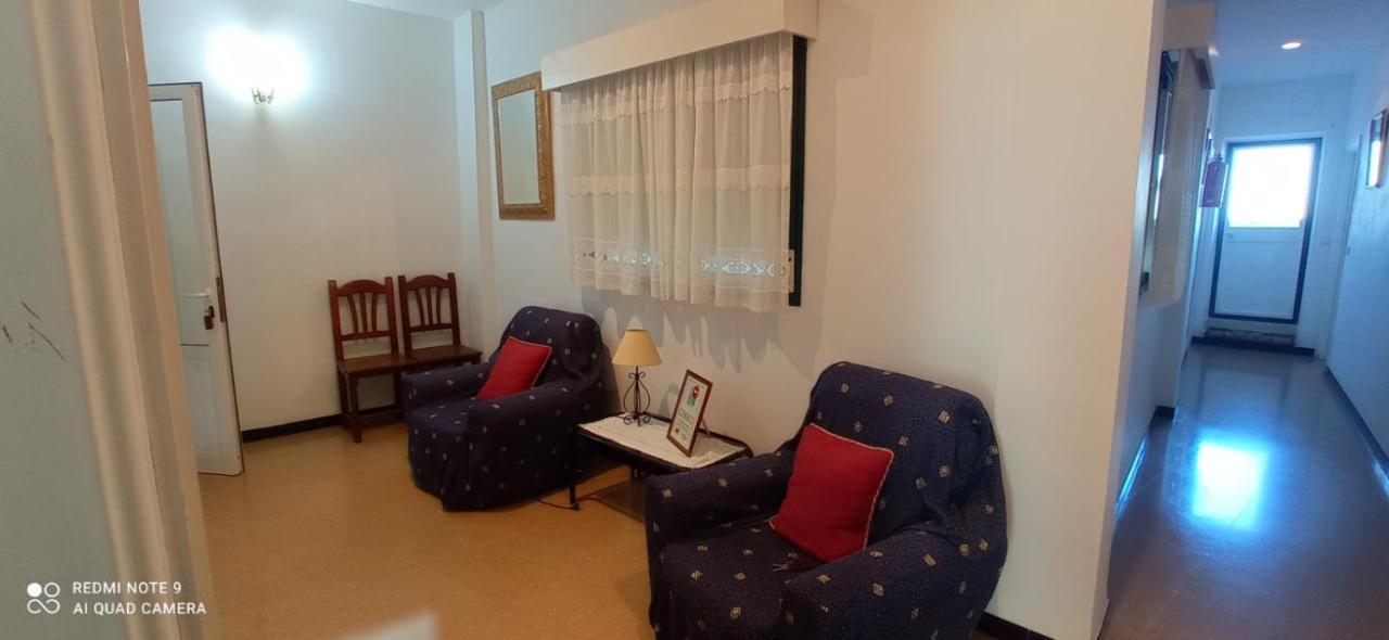 Hostal 2 Estrellas -Restaurante Las Tres Encinas En El Centro Del Pueblo Cabeza la Vaca Exteriör bild