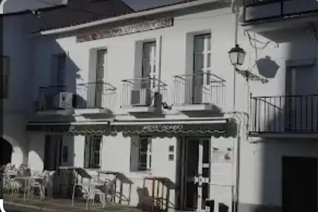 Hostal 2 Estrellas -Restaurante Las Tres Encinas En El Centro Del Pueblo Cabeza la Vaca Exteriör bild