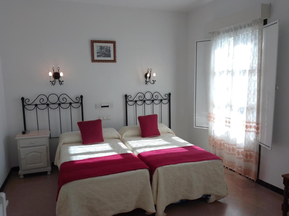 Hostal 2 Estrellas -Restaurante Las Tres Encinas En El Centro Del Pueblo Cabeza la Vaca Exteriör bild