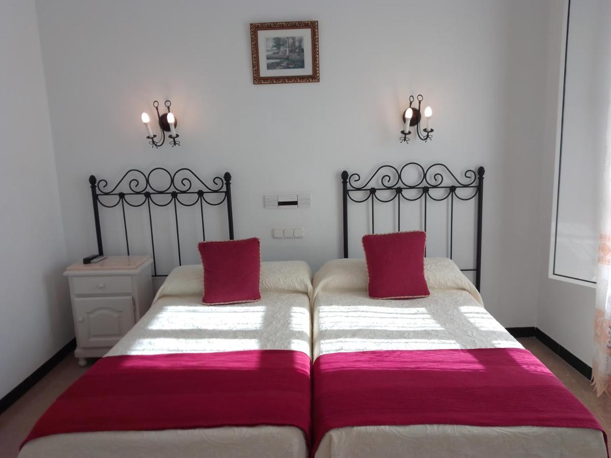 Hostal 2 Estrellas -Restaurante Las Tres Encinas En El Centro Del Pueblo Cabeza la Vaca Exteriör bild