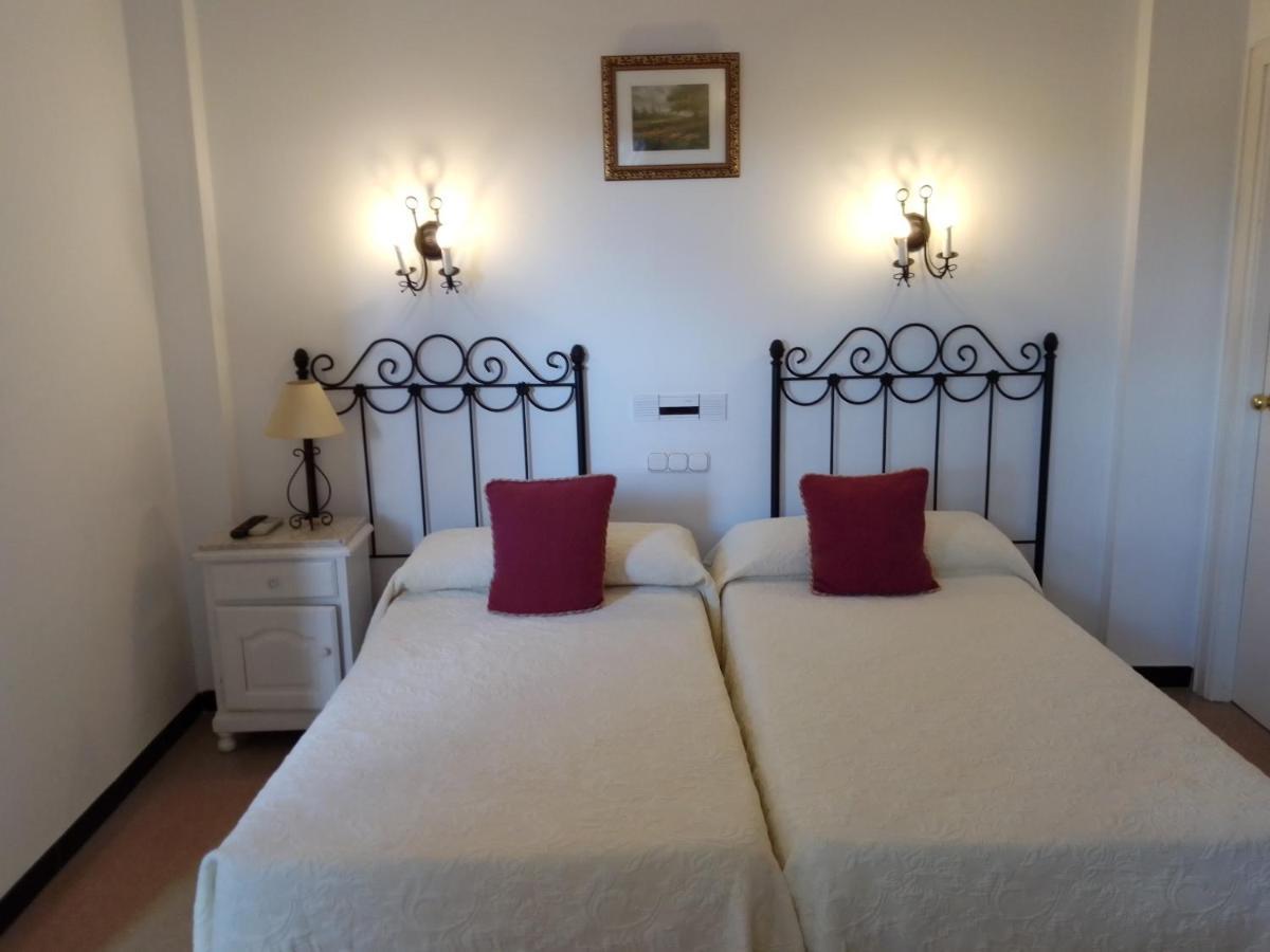 Hostal 2 Estrellas -Restaurante Las Tres Encinas En El Centro Del Pueblo Cabeza la Vaca Exteriör bild