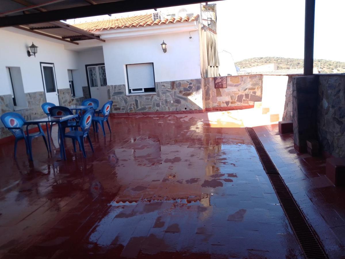Hostal 2 Estrellas -Restaurante Las Tres Encinas En El Centro Del Pueblo Cabeza la Vaca Exteriör bild