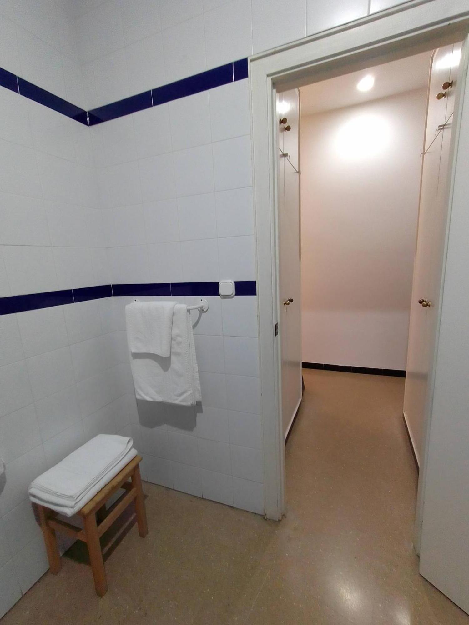 Hostal 2 Estrellas -Restaurante Las Tres Encinas En El Centro Del Pueblo Cabeza la Vaca Exteriör bild