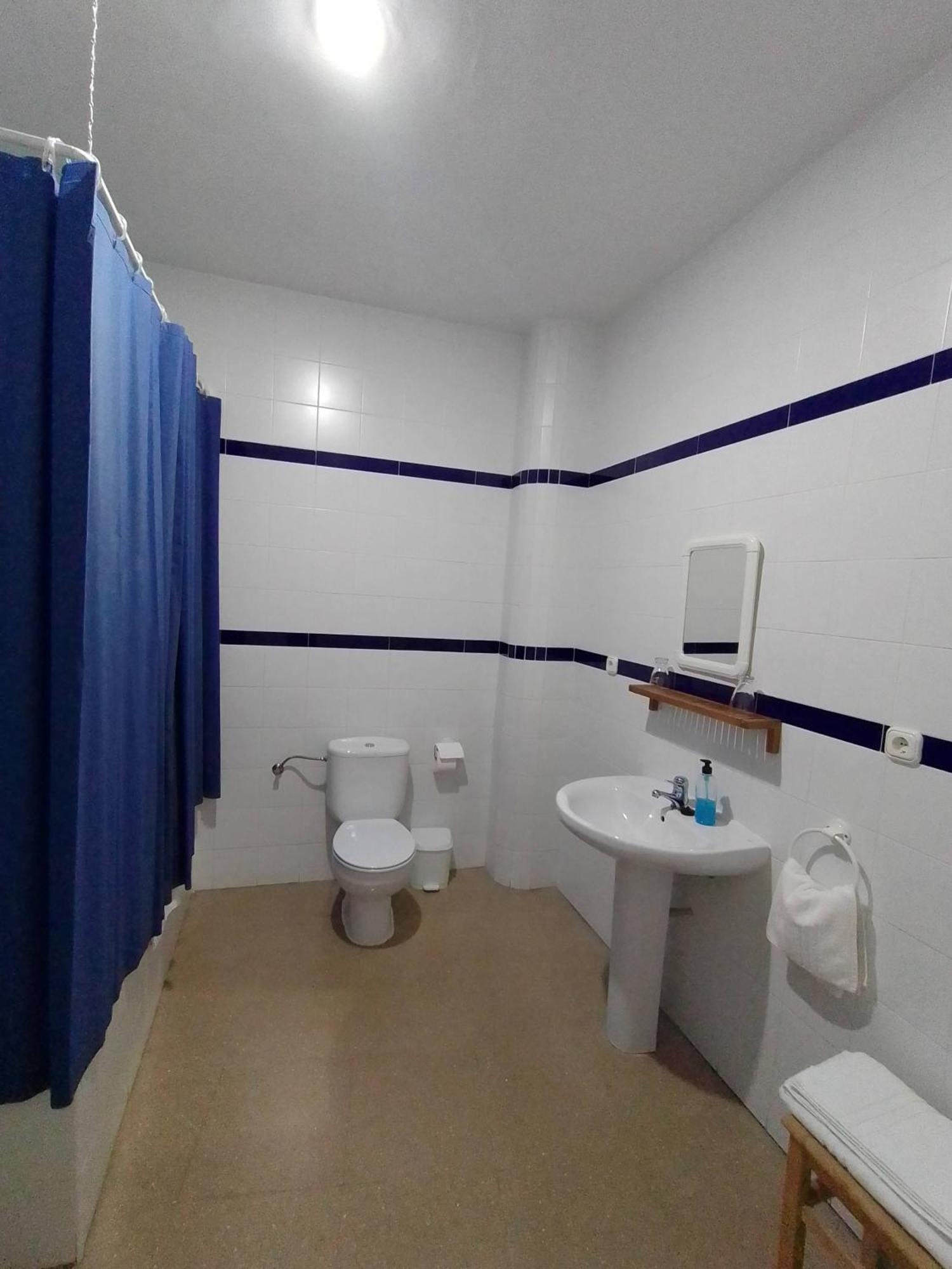 Hostal 2 Estrellas -Restaurante Las Tres Encinas En El Centro Del Pueblo Cabeza la Vaca Exteriör bild