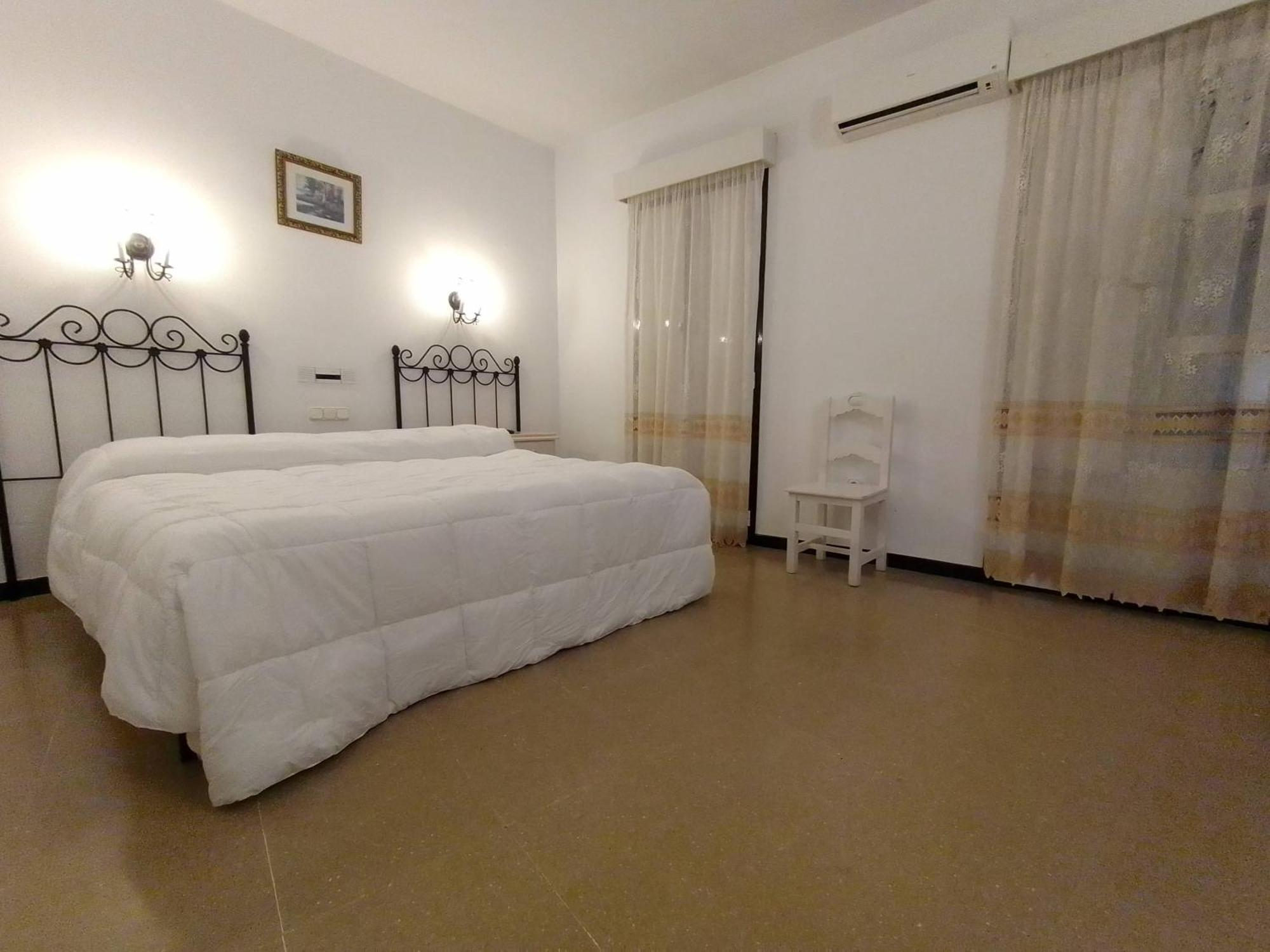 Hostal 2 Estrellas -Restaurante Las Tres Encinas En El Centro Del Pueblo Cabeza la Vaca Exteriör bild