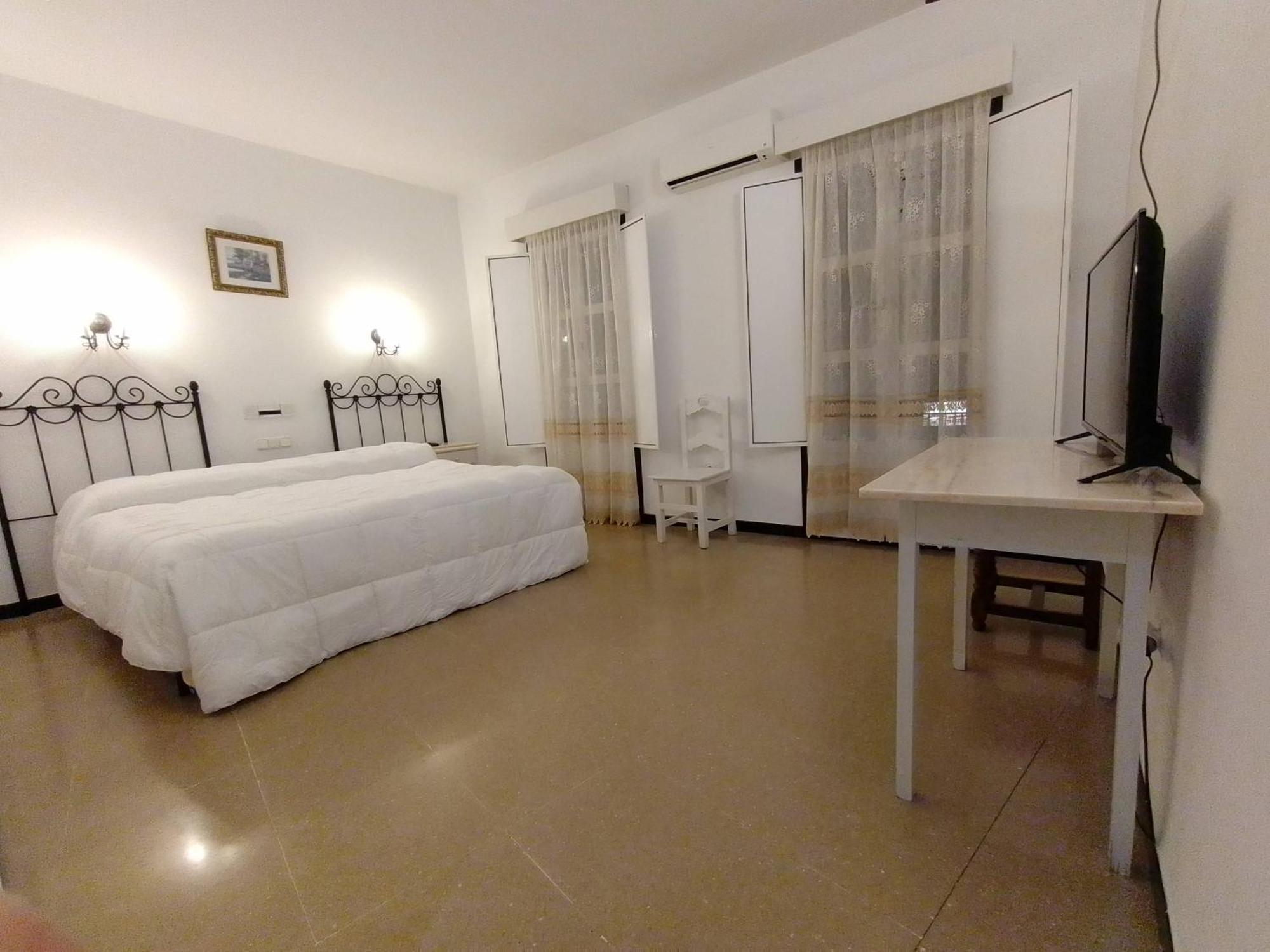 Hostal 2 Estrellas -Restaurante Las Tres Encinas En El Centro Del Pueblo Cabeza la Vaca Exteriör bild